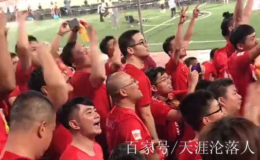 恒大回归首秀大放异彩，巴萨主场球迷高呼名字-平博体育